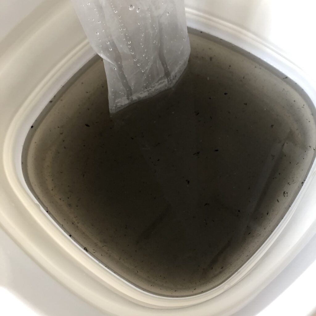 バケツにたまったエアコンの汚れ