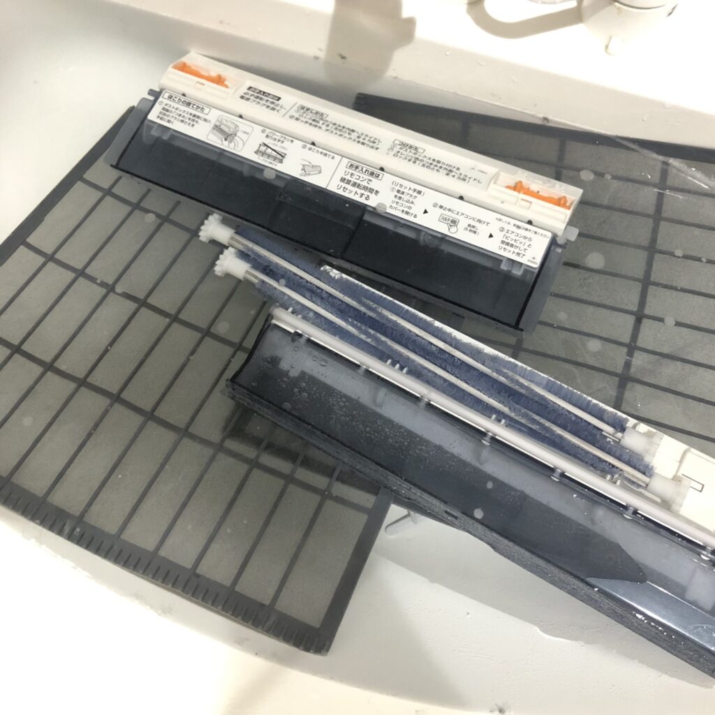 エアコンパーツ漬け置きの様子